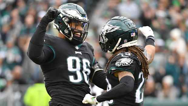 Derek Barnett celebrates a play with Avonte Maddox
